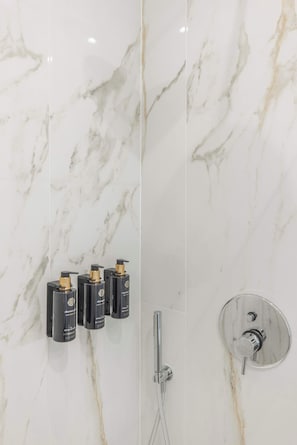 Douche, sèche-cheveux, serviettes fournies