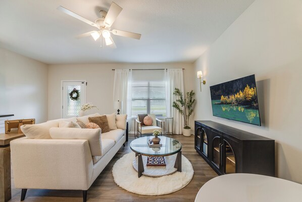 Smart TV - Water Oaks Retreat Charming 2-bedroom house in Laurel Hill (Laurel Hill)