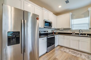 Fridge, microwave, oven, stovetop - Water Oaks Retreat Charming 2-bedroom house in Laurel Hill (Laurel Hill)