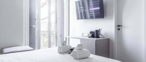 Desk, iron/ironing board, WiFi, bed sheets