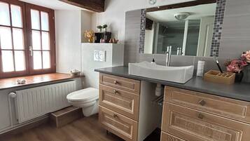 SĂšche-cheveux, serviettes fournies, savon, papier toilette