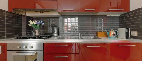 冷蔵庫、電子レンジ、オーブン、コーヒー / ティーメーカー