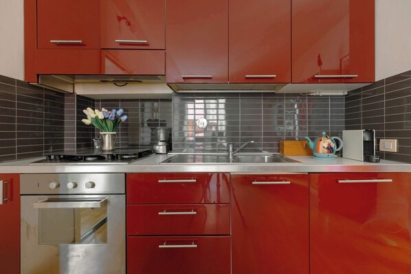 Fridge, microwave, oven, coffee/tea maker