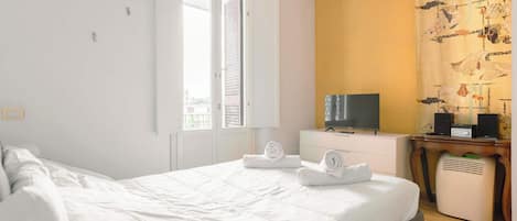 1 habitación, escritorio, tabla de planchar con plancha y wifi