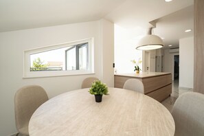 Comfort Apartment, 2 Bedrooms, Sea View | Dining room