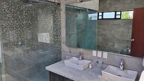 Dusche, Handtücher, Seife, Toilettenpapier