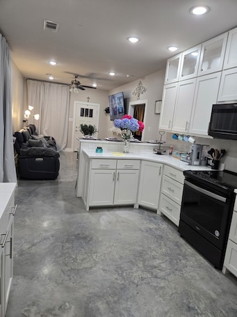 Microwave, oven, stovetop, dishwasher. Charming 3-bedroom house with AC, WiFi in beautiful Springfield by the water.