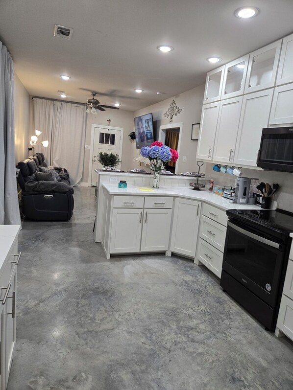 Mikrowelle, Ofen, Herdplatte, Geschirrspüler