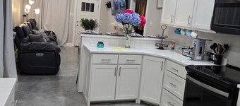 Charming 3-bedroom house with AC, WiFi in beautiful Springfield by the water.