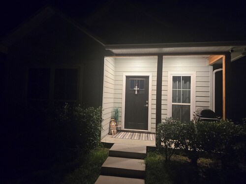 Charming 3-bedroom house with AC, WiFi in beautiful Springfield by the water.