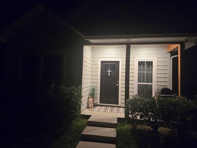 Charming 3-bedroom house with AC, WiFi in beautiful Springfield by the water.