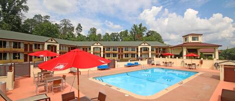 En säsongsöppen utomhuspool