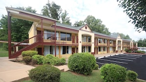 A motel with a two-story structure, a covered walkway, and a parking lot. - Knights Inn Pilot Mountain (Pilot Mountain)