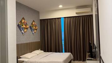 Tabla de planchar con plancha, wifi, ropa de cama