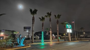 Fachada de la propiedad por la tarde o noche