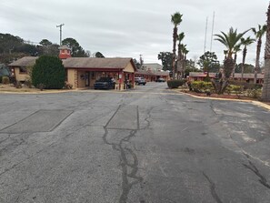 Bagian depan properti - sore/malam