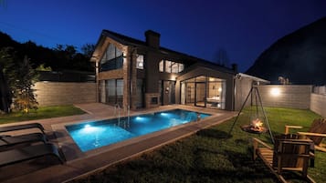 8 outdoor pools