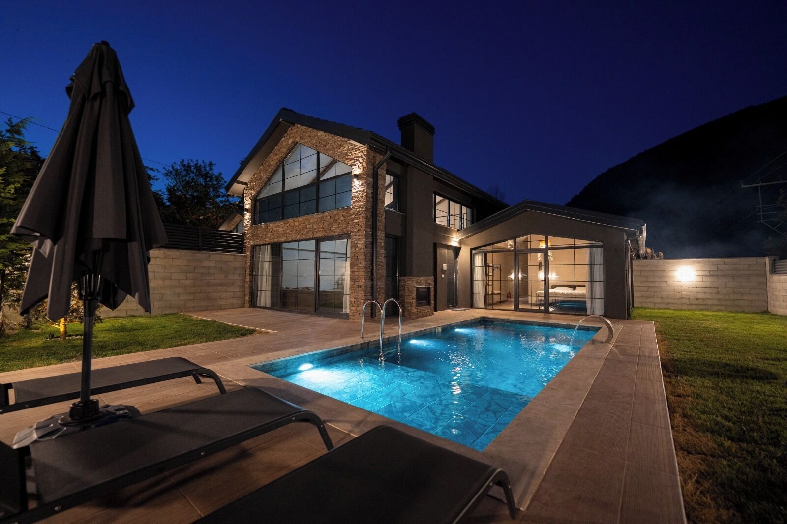 8 สระว่ายน้ำกลางแจ้ง