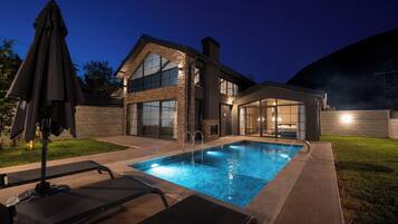 8 piscines a l'aire lliure