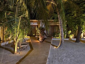 Superior Quadruple Room, Balcony, Pool View | Living area