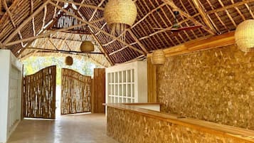 Superior Quadruple Room, Balcony, Pool View | Ruang tamu