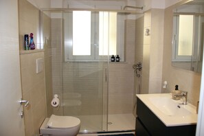 Dusche, Haartrockner, Bidet, HandtĂŒcher