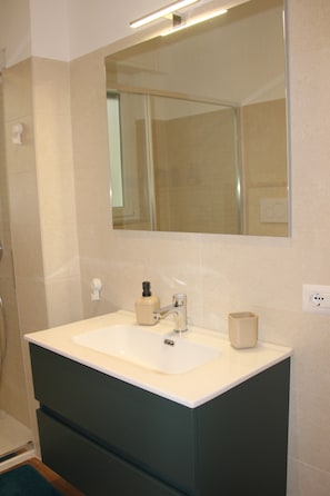 Douche, sĂšche-cheveux, bidet, serviettes fournies