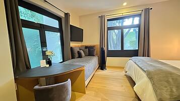 Suite | Caja de seguridad en la habitación y tabla de planchar con plancha