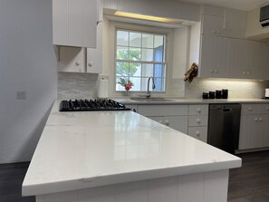 Mikrovågsugn, ugn, spishäll och diskmaskin