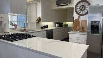 Microondas, horno, parrilla de estufa y lavavajillas