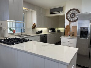 Mikroaaltouuni, uuni, liesi, astianpesukone