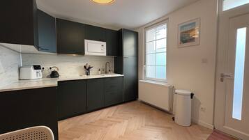 Four à micro-ondes, surface de cuisson, lave-vaisselle