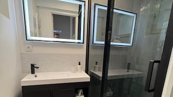Douche, serviettes fournies, savon, papier toilette