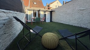A courtyard with artificial grass, a round knitted ball, and two folding chairs. - Pretty 50 m2 fisherman's cottage with exterior (Etaples)