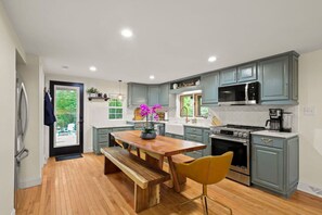 ثلاجة، ميكروويف، فرن، غسالة أطباق