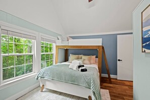 Tabla de planchar con plancha, wifi y ropa de cama