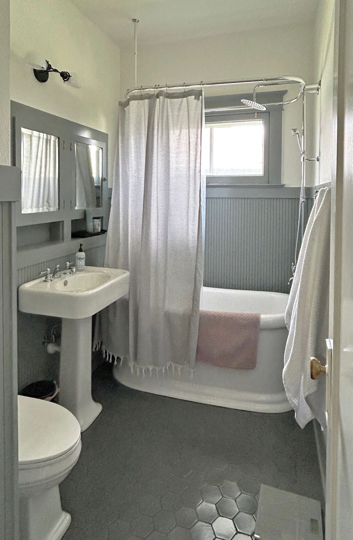 Sèche-cheveux, serviettes fournies, savon, papier toilette