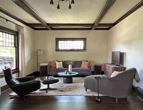 Historic 2-bedroom bungalow with AC, WiFi