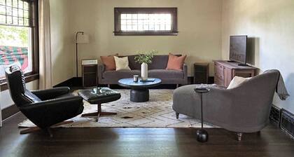 Historic 2-bedroom bungalow with AC, WiFi