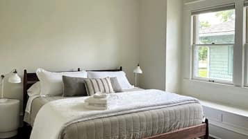 Tabla de planchar con plancha, wifi y ropa de cama