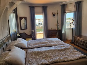 4 bedrooms, iron/ironing board, WiFi