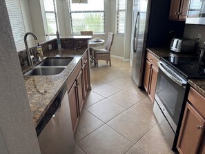 電子レンジ、オーブン、コンロ、食器洗い機