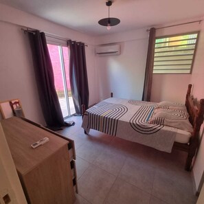 1 dormitorio, tabla de planchar con plancha, wifi y ropa de cama