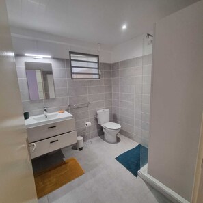 Serviettes fournies, papier toilette