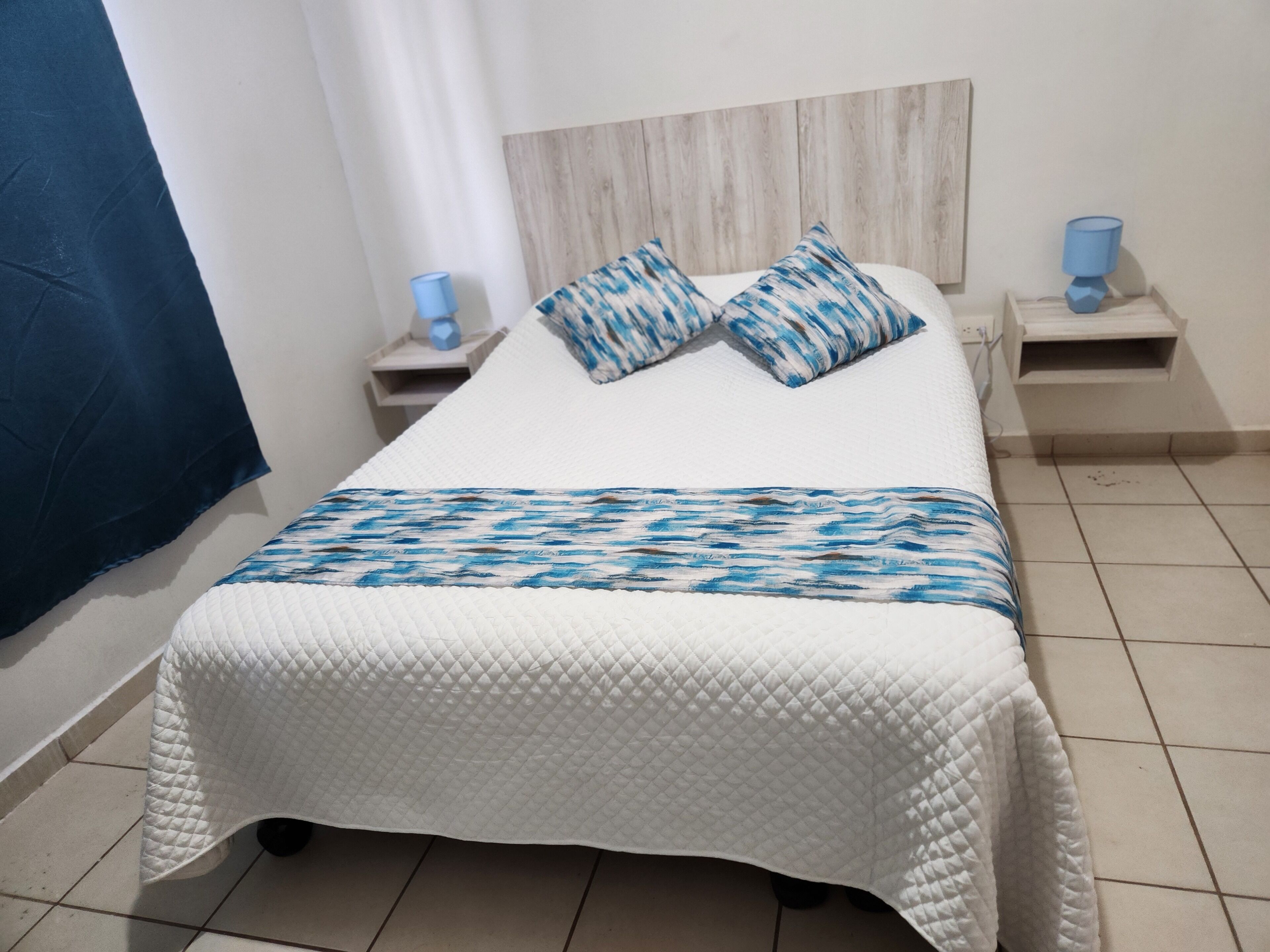 3 slaapkamers, een strijkplank/strijkijzer, gratis wifi, beddengoed