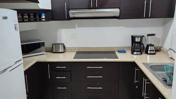 Geladeira, micro-ondas, cooktop, cafeteira/chaleira