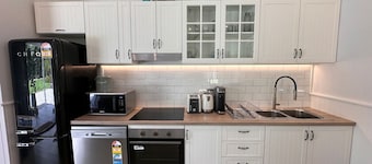 EcoShed - Private Riverfront Getaway. Eco-friendly, pet friendly, close to town