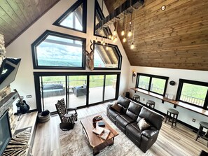 Smart-TV, Kamin, Stereoanlage