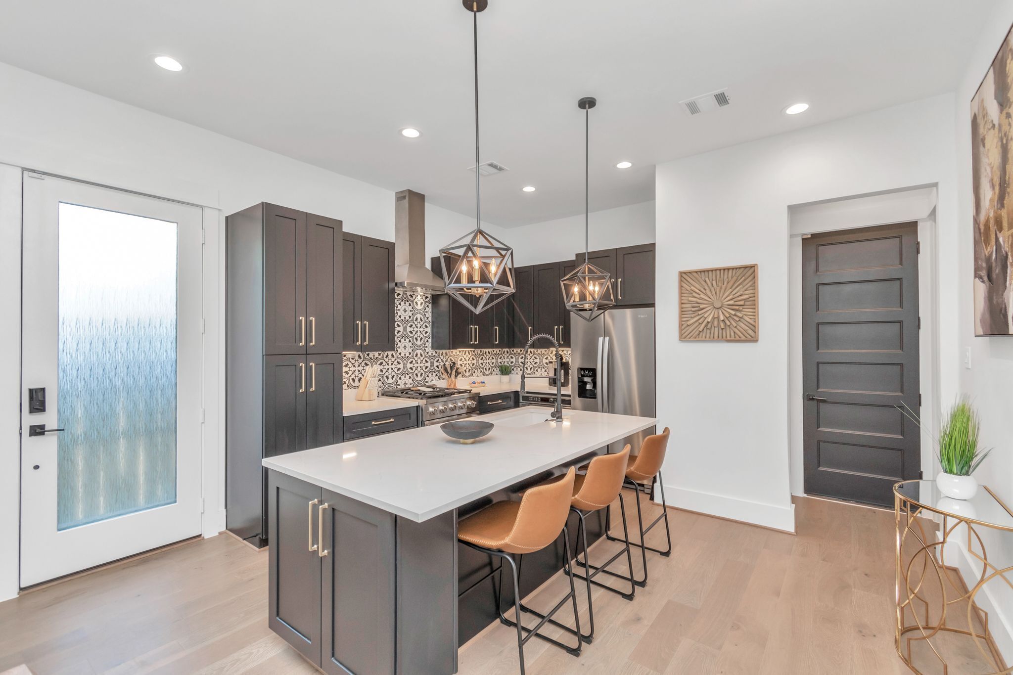 ثلاجة، فرن، موقد طهي مسطح، غسالة أطباق