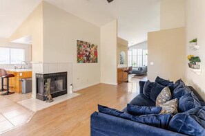 Smart TV y chimenea 